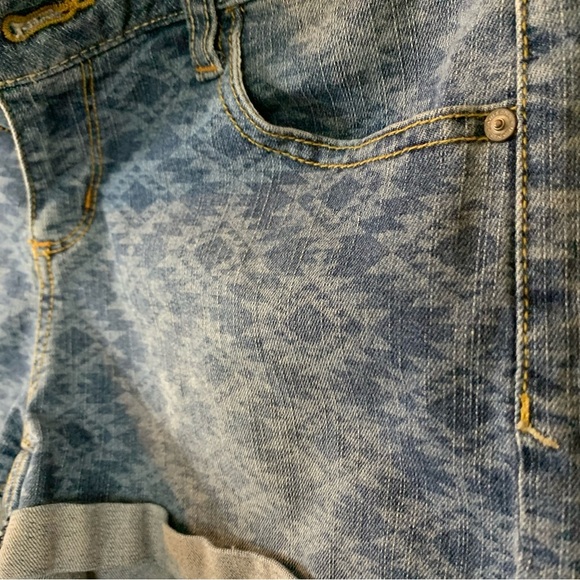 Arizona Jean Co. Tribal pattern Denim Shorts, size 7 - Picture 3 of 9
